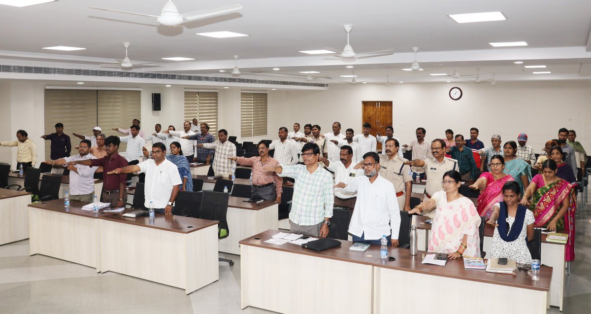 Collector_JGL's tweet image. నేడు, CPR Awareness Week (13–17 October) లో భాగంగా ఆకస్మిక గుండెపోటుకు గురైన వ్యక్తులకు CPR చేసే పద్దతిపై అవగాహన కార్యక్రమం ఏర్పాటు చేసి ప్రతిజ్ఞ చేయించిన జిల్లా కలెక్టర్ సంతోష్ BM IAS గారు
@revanth_anumula
@TelanganaCMO
@DamodarCilarapu 
@TelanganaCS
@IPRTelangana 
#cprawareness