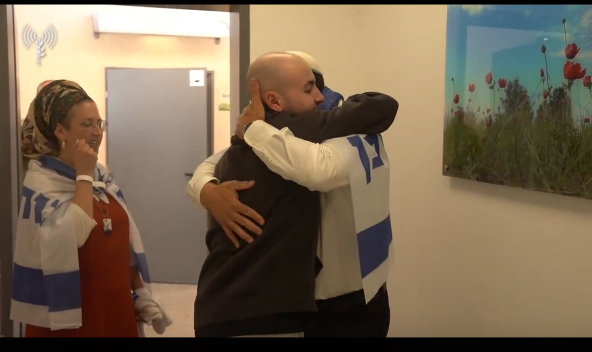 ChaimDeutsch's tweet photo. After two years in captivity, the hostages have finally been freed. The joy and relief are overwhelming - not only for the families but for the Jewish nation, and all righteous people. It reminds me of my father's liberation from a Nazi concentration camp by the heroes of the United States Army’s 71st Infantry Division. What we witnessed today is a testament to the resilience of the human spirit and the power of prayer. We will never forget the victims of 10/7, just as we have never forgotten the victims of the Holocaust. Thank you President @realDonaldTrump, and most of all, thank you G-d. 🙏 ✡️