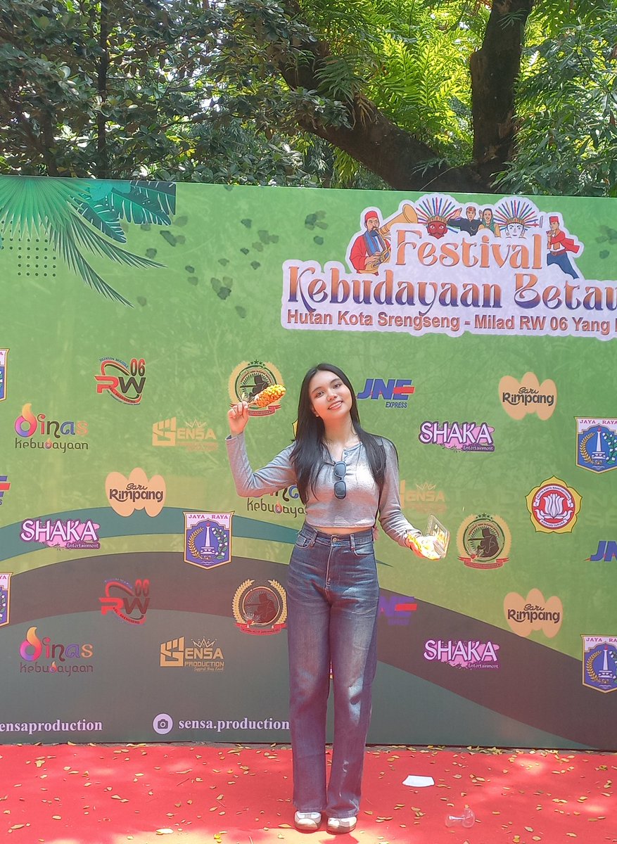 ribbonflowss's tweet image. lagi eksplor destinasi kecil tapi penuh budaya 🌸 hutan Kota Srengseng ternyata seru juga! Siapa sangka ada Festival Kebudayaan Betawi di sini 💚
#FestivalKebudayaanBetawi #ExploreLocal #CultureVibes