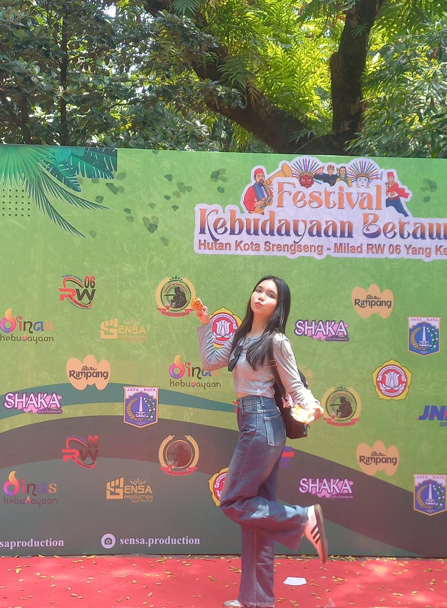 ribbonflowss's tweet image. lagi eksplor destinasi kecil tapi penuh budaya 🌸 hutan Kota Srengseng ternyata seru juga! Siapa sangka ada Festival Kebudayaan Betawi di sini 💚
#FestivalKebudayaanBetawi #ExploreLocal #CultureVibes