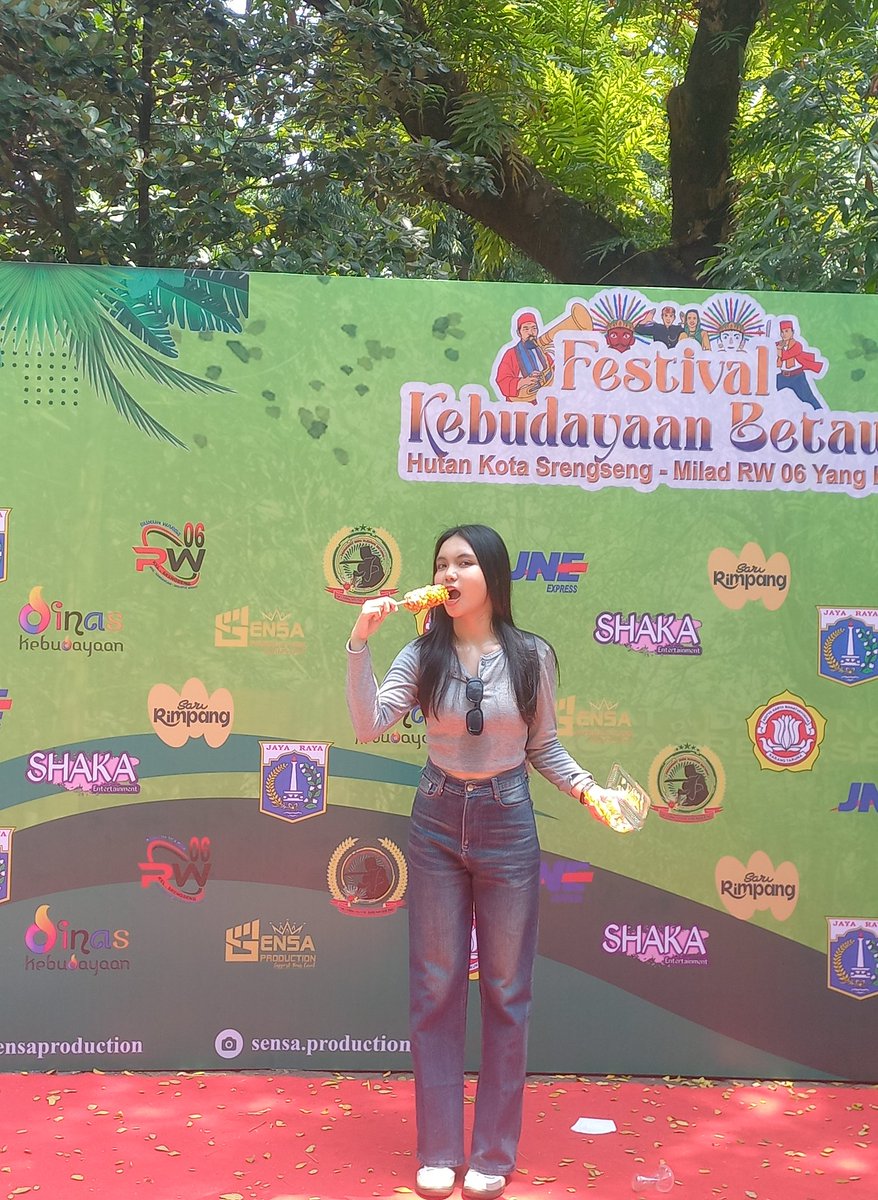 ribbonflowss's tweet image. lagi eksplor destinasi kecil tapi penuh budaya 🌸 hutan Kota Srengseng ternyata seru juga! Siapa sangka ada Festival Kebudayaan Betawi di sini 💚
#FestivalKebudayaanBetawi #ExploreLocal #CultureVibes