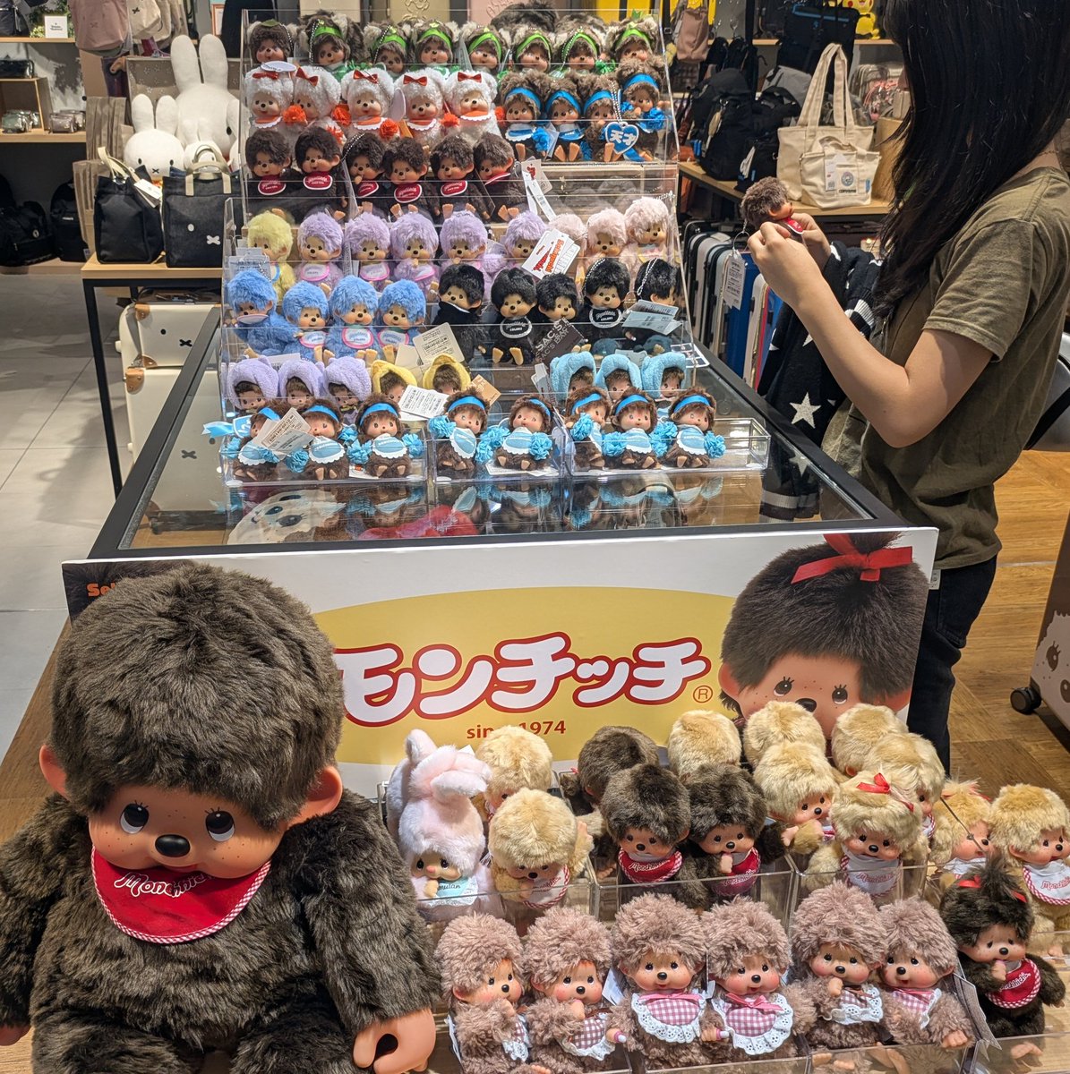 ariostea_es's tweet photo. F1のチケット買うのすっかり忘れて
モンチッチ買ってた😭 https://t.co/5cCSCZDLyu