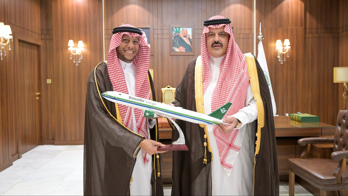 سمو #أمير_منطقة_حائل يرعى مراسم توقيع مذكرة تفاهم بين هيئة تطوير المنطقة وشركة الخطوط السعودية للشحن. لتعزيز الخدمات اللوجستية والشحن الجوي والتنمية في المنطقة بحضور الرئيس التنفيذي العضو المنتدب لشركة السعودية للشحن م.لؤي مشعبي والرئيس التنفيذي للهيئة أ.عمر العبدالجبار.