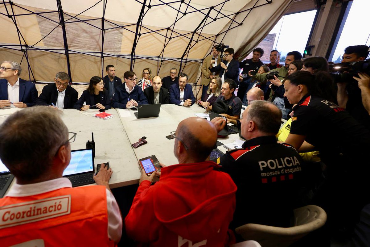 Seguint l’evolució de l’episodi de pluges, el president <a href="/salvadorilla/">Salvador Illa Roca</a>, la consellera <a href="/nuriaparlon/">Parlon #apeudecarrer #interioriseguretatpública</a>, el conseller <a href="/AlbertDalmau/">Albert Dalmau Miranda</a> i el delegat <a href="/castorgonell/">Joan Castor Gonell</a> al Consell Assessor del Pla #INUNCAT per després visitar les zones afectades amb els alcaldes del territori.