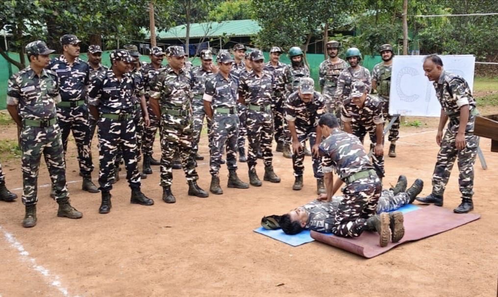 28bnssb's tweet image. जीवन रक्षा का संकल्प!
दिनाक 13/10/25 को 28 वाहिनी @SSB अंतागढ़ में कमांडेंट श्री अरुण देवगम के नेतृत्व में जवानों हेतु CPR का विशेष प्रशिक्षण आयोजित हुआ। आपातकाल में त्वरित सहायता देने की दिशा में यह एक प्रेरणादायक कदम है।
 #Antagarh #CPRTraining #LifeSavingSkills #SafetyFirst