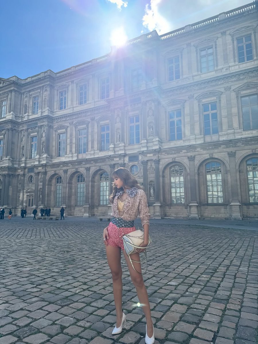 BBU_BLACKPINK's tweet image. #LISA Instagram update 

#BLACKPINK @wearelloud @BLACKPINK