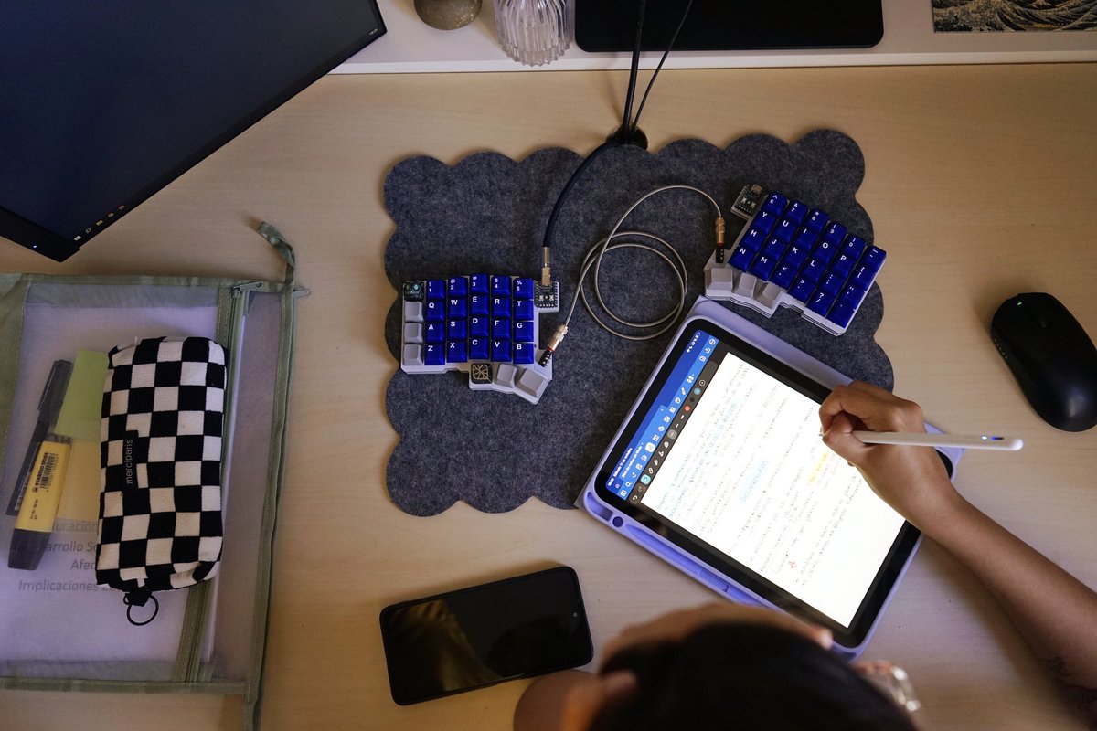 messy desk 📚⌨️
gf hard-working 💪🏻

#desksetup