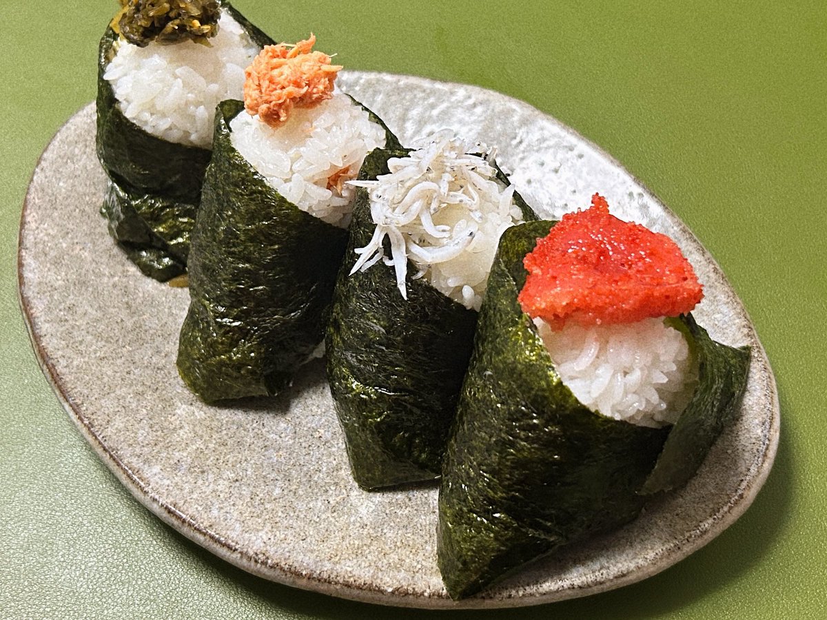 tsukiyuki_ibuki's tweet image. ご飯できたよー🍙

(高菜ちょっと崩れたごめん)