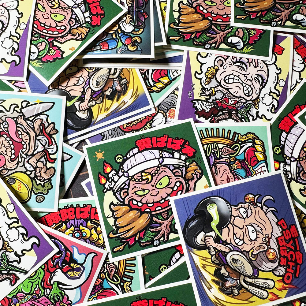 agawawaga's tweet image. トキメキ！ばばあコレクションの再販準備が整いました。

2025年10月19日（日）13時～　発売開始します。

さらに、
【新発売】Q-10 デビルデQueen
【新発売】プロモ用ホログラムシール（阿弥陀ばばあ⇔阿弥陀Queen）

も同時発売いたします。…