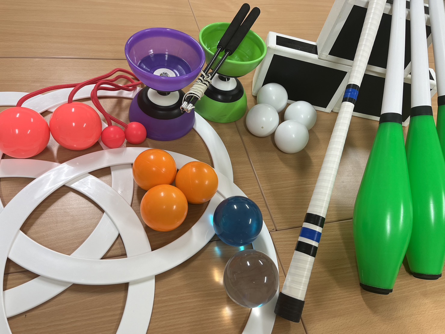 LOOP 世界中で話題沸騰中のジャグリングスポーツトイ LOOP 世界中で話題沸騰中のジャグリングスポーツトイ LOOP 世界中で