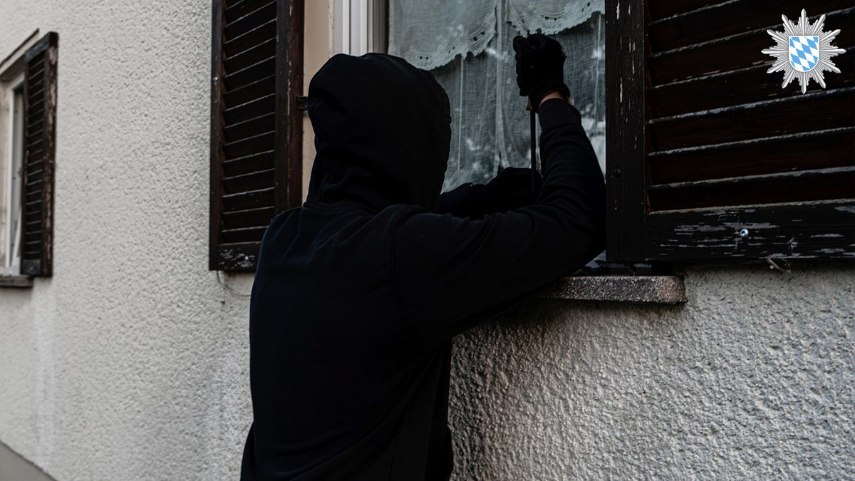 Einbrecher verschaffen sich am häufigsten Zutritt durch Aufhebeln von Fenstern und Türen.

Damit das bei euch nicht passiert, achtet bei Fenstern auf die entsprechenden Sicherheitsmerkmale.
Dann haben Einbrecher bei euch schlechte Chancen.

Mehr Infos:
polizei.bayern.de/schuetzen-und-…