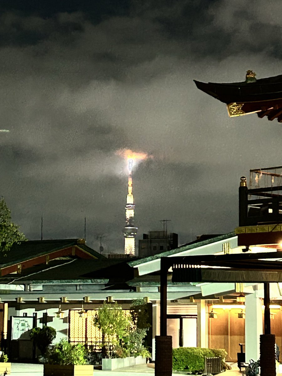 miwas_nico's tweet image. 「sources LIVE ～ 言葉の向こう側」@神田明神ホール

歌詞のないインストだからこそ、今日は｢言葉の向こう側｣に連れて行ってくれました🎻🎻🎹

この世に音の雫が落ちて世界に広がるようなイメージが湧きました。

最後に手を振ってくれてありがとう。
本当に嬉しいです☺️💕

#sources
#ソーシズ