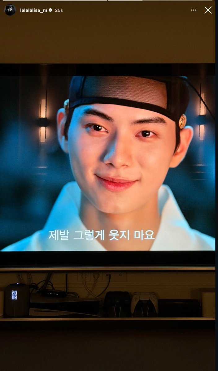 yk2aii's tweet image. #LISA is watching Bon Appetit, Your Majesty 😭