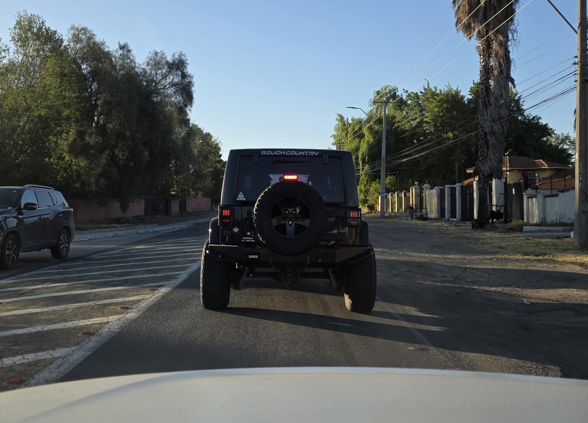 MaRi0REM's tweet photo. Buen día, este Jeep wrangler siempre viene desde graneros toma camino tuniche y luego Kennedy al norte en Rancagua, no tiene ninguna PPU, siempre anda apurado sin respetar señaletica, adelantando por via contraria o berma, lo peor que no respeta el paso cebra del colegio 🏫 https://t.co/9jY9W6gx7E