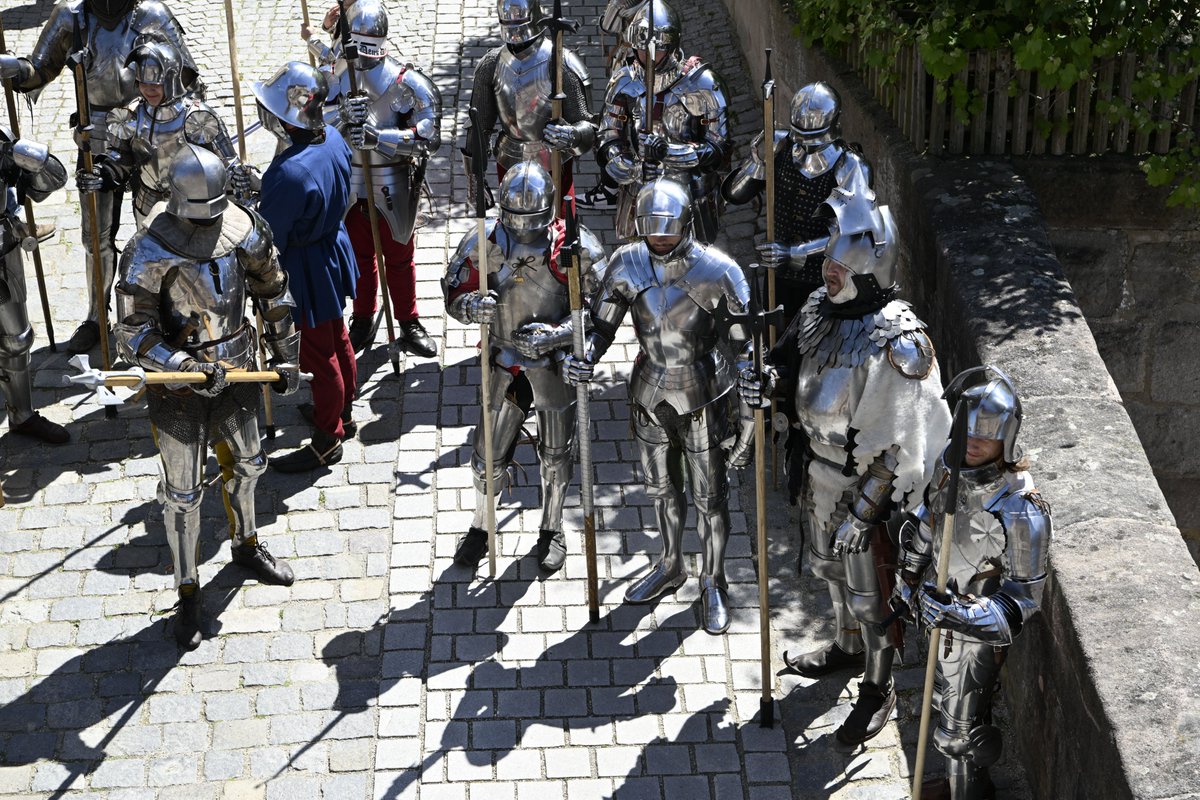 Knightly_Hist's tweet image. A few months ago we were fighting it out at a castle and a couple just happened to get married there.
So of course we got involved.