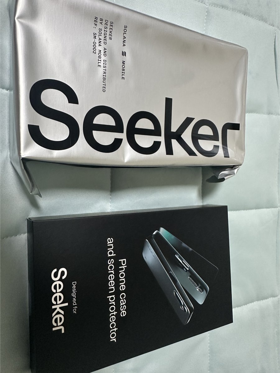 드디어 도착한 @solana 폰 seeker!! 악세사리랑 같이 잘 도착했습니다. 일단 강화유리랑 케이스 씌우고 지금은 와이파이  연결해서 업데이트 중이네요. 업데이트 다 되고 나면 하나하나 써보도록 하겠습니다. ㅎㅎ @bankrbot 야 너도 @base 랑 협업해서