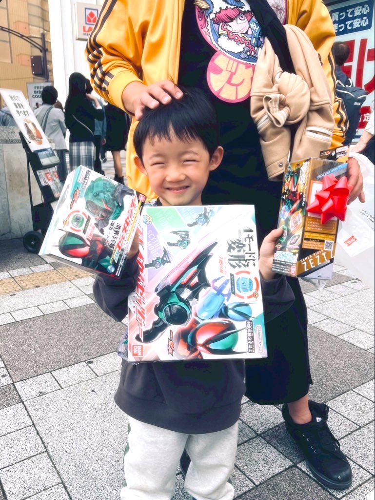 琥珀と、パパの友達で誕生日の前祝いでした！
仮面ライダーザダイナー&amp;スーパー戦隊レストランご満悦！
（大人たちもご満悦！）

プレゼントをたくさん貰って、ユウキちゃん曰く『怪異みたいな笑顔』の琥珀です。