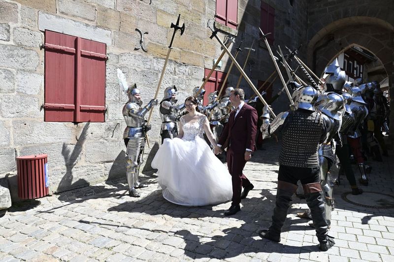 Knightly_Hist's tweet image. A few months ago we were fighting it out at a castle and a couple just happened to get married there.
So of course we got involved.