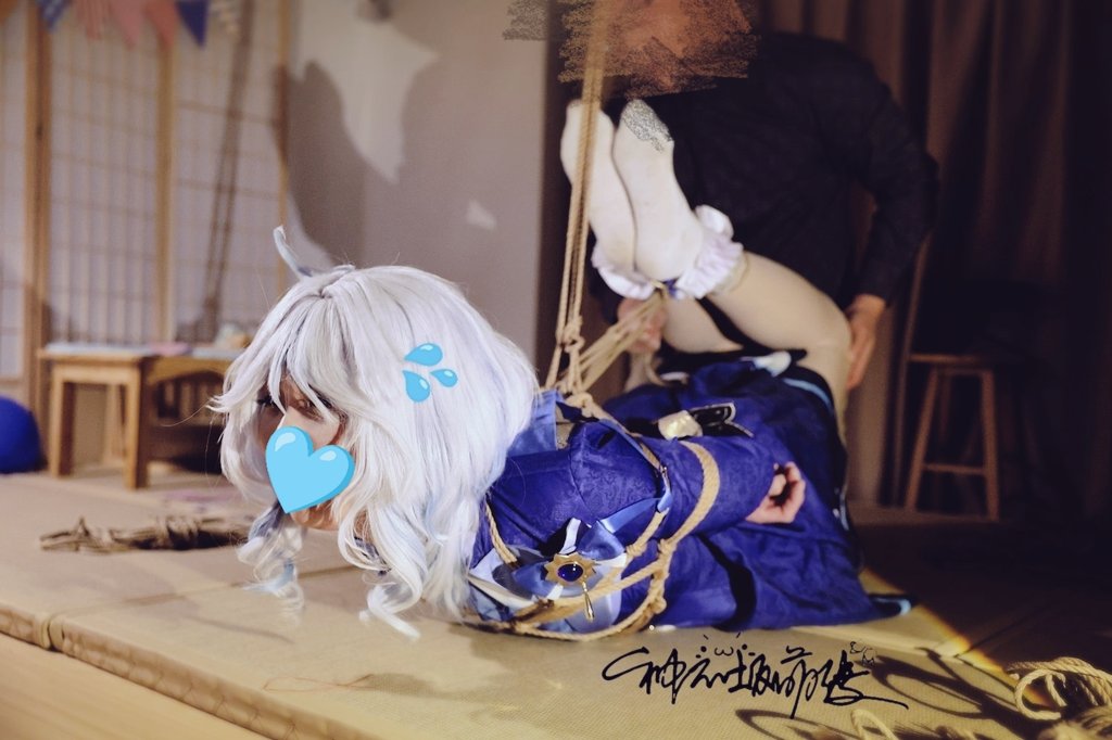 芙宁娜生日快乐💙💙💙💙💙💙
对于"本日の主役"当然是在舞台中央吊起来被人祝福啦🎉
🪢<a href="/nngyfng1/">木风</a> 🏠<a href="/xixidebaoxiang/">熙熙の伊甸之外</a> 
#フリーナ生誕祭2025 #芙宁娜 #GenshinImpact #Furina