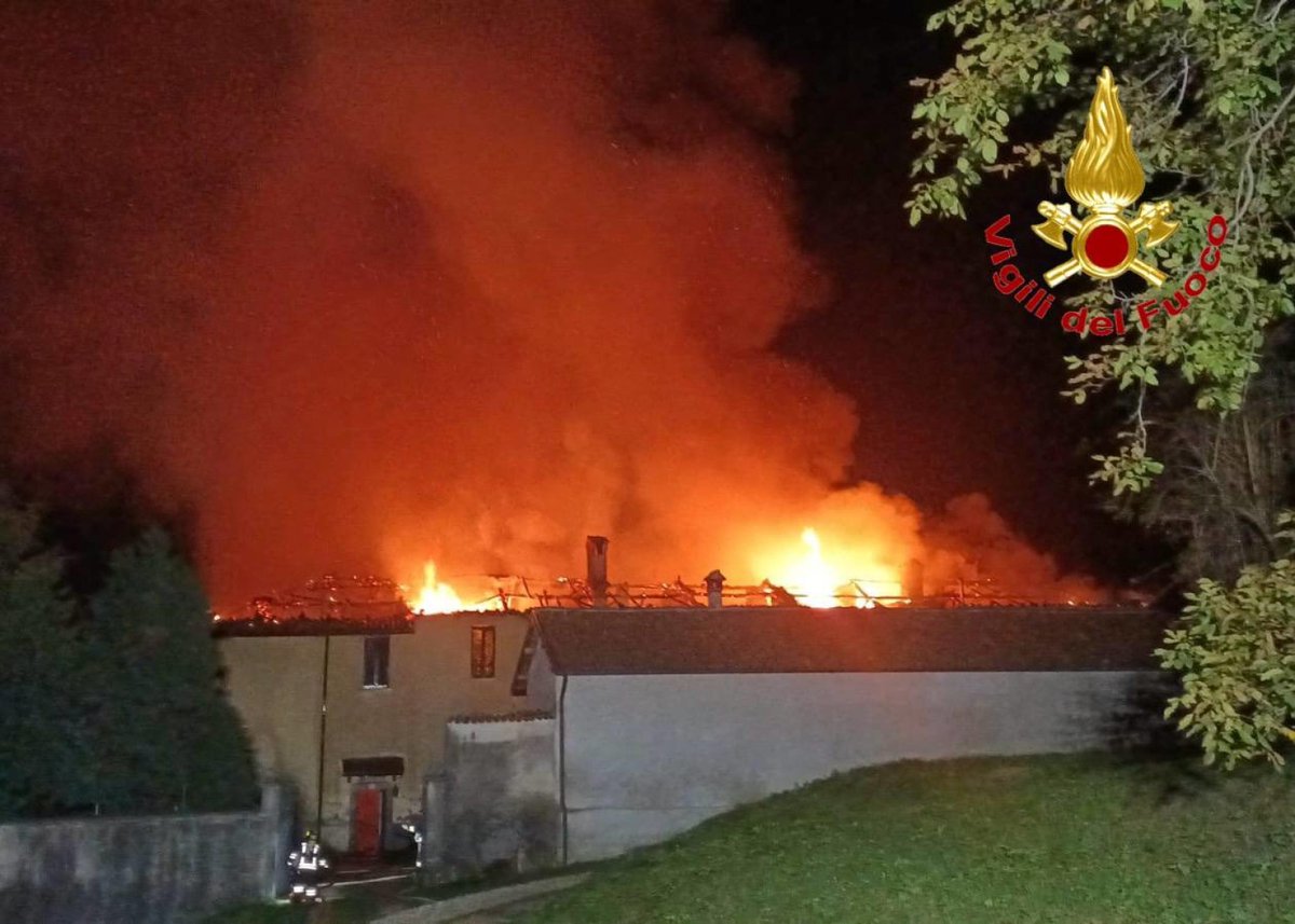 TV2000it's tweet photo. #NEWS - Un vasto #incendio è scoppiato sabato a #LaValletta #Brianza (#Lecco) nello storico #Monastero di #Bernaga, realizzato all'inizio del XVII secolo e recentemente diventato famoso per essere il luogo in cui ha ricevuto la sua prima comunione San Carlo #Acutis.
👉Inestimabili i danni. Le #fiamme si sono sviluppate dalla parte alta della struttura, dove alloggiano le 21 #suore, tutte illese ed evacuate, e si sono presto estese a tutto l'edificio che è per larga parte in legno. Il rogo sarebbe partito da una camera. Sono intervenute sul posto diverse unità dei #vigilidelfuoco dai comandi di Lecco e di Merate (Lecco).
👉Salvato solo un quadro (qui nella #foto dei @vigilidelfuoco) che si trovava nel monastero.
👉Ingenti i danni che la struttura ha riportato fin dalle prime ore del #rogo, disperato il tentativo di contenere le fiamme, visibili nella notte anche a diversi chilometri di distanza. L'intervento si è protratto per ore. Le religiose, scosse per l'accaduto, sono state accompagnate nel vecchio municipio di Perego e quindi collocate in strutture della Nostra Famiglia a Bosisio Parini (Lecco) e a Ponte Lambro (Como). Nessuna è rimasta ferita.
👉Secondo il sindaco de La Valletta Brianza, Marco Panzeri, potrebbe essersi trattato di un corto circuito. Saranno ora le indagini ad accertare l'accaduto.
#13ottobre #CarloAcutis #MonasteroBernaga