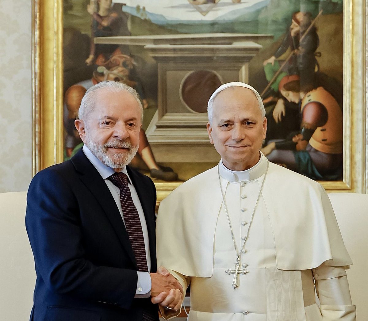 Lula e o Papa Leão XIV, no Vaticano. 

- Os dois conversaram sobre FÉ e sobre os DESAFIOS para ENFRENTAR o problema da FOME no MUNDO! 

Lula não usa DEUS para ENGANAR o povo = Lula CUIDA do seu povo. ❤️🙏