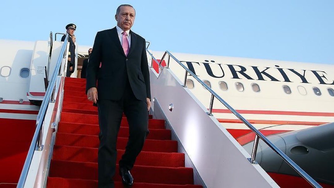 MÜTHİŞ BİR HAREKET!
BÜYÜK OLAY!

Cumhurbaşkanı Erdoğan’ın uçağı, Mısır’ın
Şarm El Şeyh Havaalanı’na inmekten
son anda vazgeçti, pisti pas geçti.

Bir süre Kızıldeniz üzerinde bekleyen uçak
daha sonra havalimanına iniş yaptı.

NETANYAHU GELİRSE İNMEM!

Cumhurbaşkanı Erdoğan’ın;