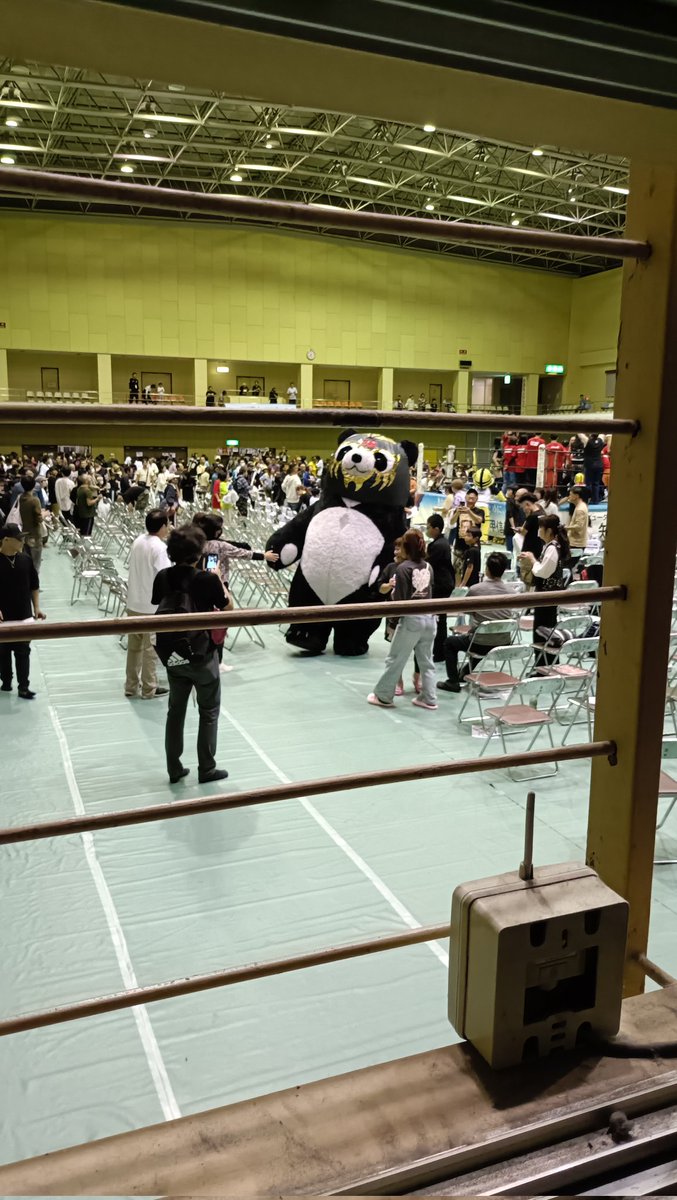 swf_ninja's tweet photo. 今年も鉄格子の中から(笑)
昨年以上のお客さんの数だった気がします。皆さんに「えっ？」と思われないような音響はできたかな。 #小諸ボンバイエ #信州プロレス #実はダンスやレスリングの方が手が込んでた https://t.co/OYRxWu12JC