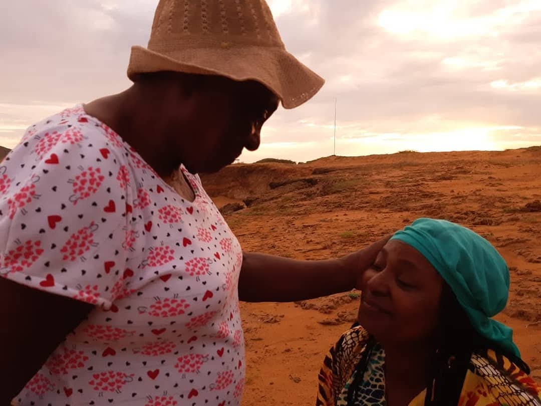 Madre de mi alma y mi corazón😍 mira qué lindo amaneció este 13 de octubre 🎉 
Oye los pajaritos cantando alegres para celebrarte. Te amo con todo lo que soy y te agradezco, mi madre hermosa, 
#Gratitud 
#privilegiosmios
#cumpleaños
#madre
#lachachadelasmujeres
#iloveyou
🎉🥂🎁💖