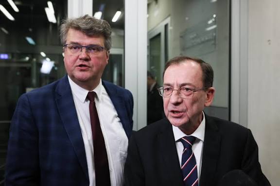 Już się pogubiłem to, który był tak pijany, że chodził na czworaka i całował się z psem?