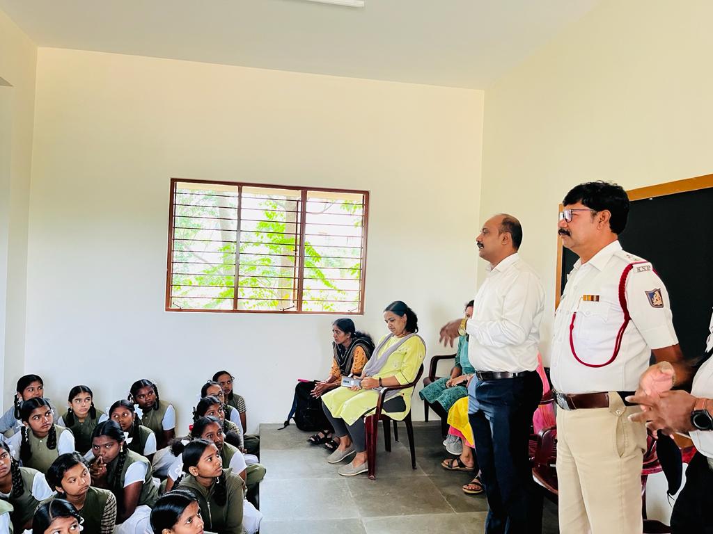 ಈ ದಿನ ದಿನಾಂಕ:-13.10.2025 ರಂದು ತಲಘಟ್ಟಪುರ ಸಂಚಾರ ಪೊಲೀಸ್ ಠಾಣಾ ಸರಹದ್ದಿನ ಏಷೀಯನ್ ಪಬ್ಲೀಕ್ ಸ್ಕೂಲ್ ನಲ್ಲಿ ಸಂಚಾರಿ ನಿಯಮಗಳ ಅರಿವು ಕಾರ್ಯಕ್ರಮವನ್ನು ಕೈಗೊಳ್ಳ ಲಾಗಿರುತ್ತದೆ. ಸರ್