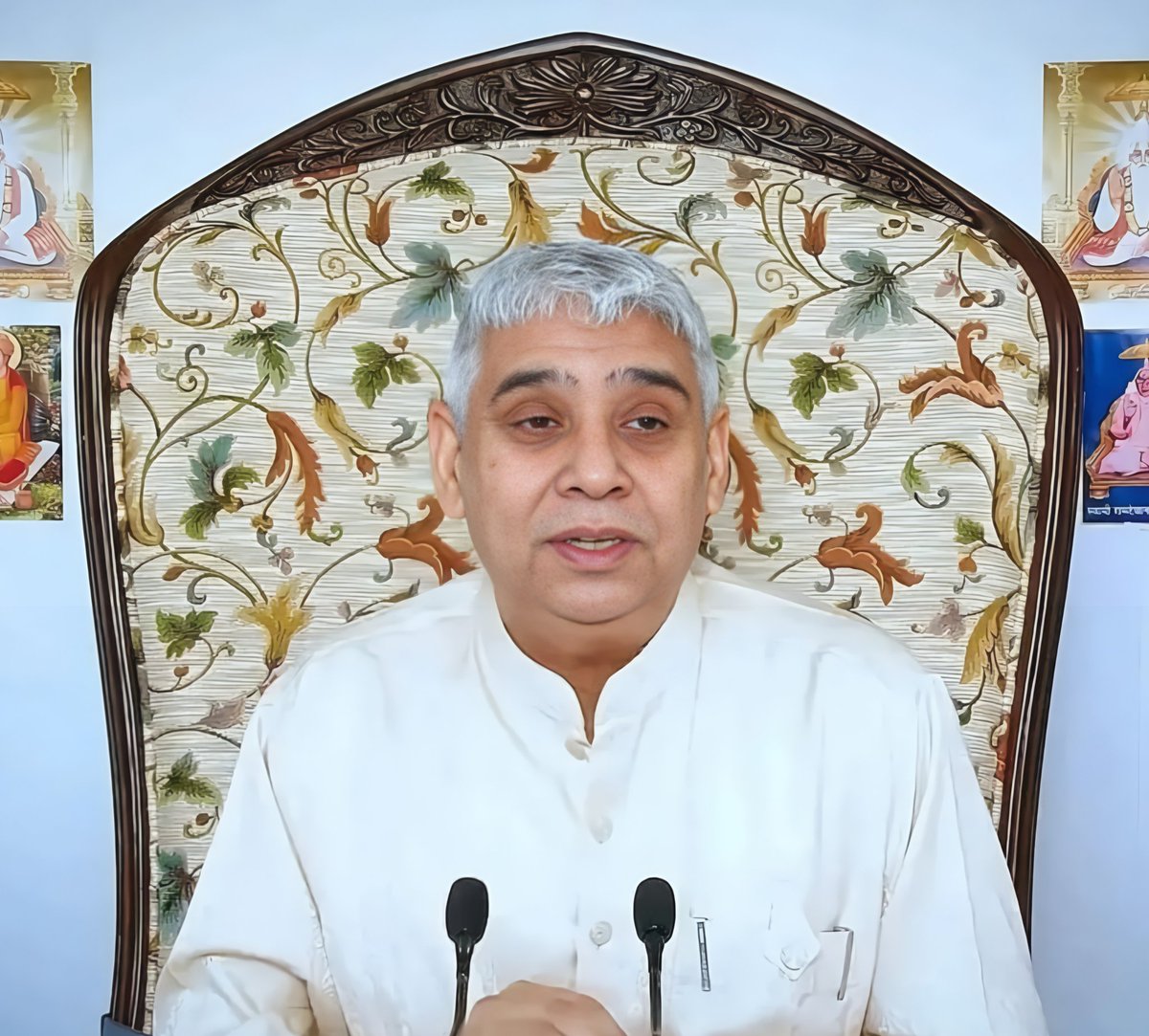 प्रदेश और केंद्र की सरकार ने जलभराव की गंभीर स्थिति से अपने हाथ खड़े कर किसानों को बेसहारा छोड़ दिया। 
इस आपदा में सिर्फ एक व्यक्ति है जिसने आगे बढ़ दिल खोल कर गांवों में मदद भेजी। पाइपों के साथ मोटर भी भेजी और फिटिंग करने के लिए मैकेनिक। 
रामपाल जी महाराज का धन्यवाद।