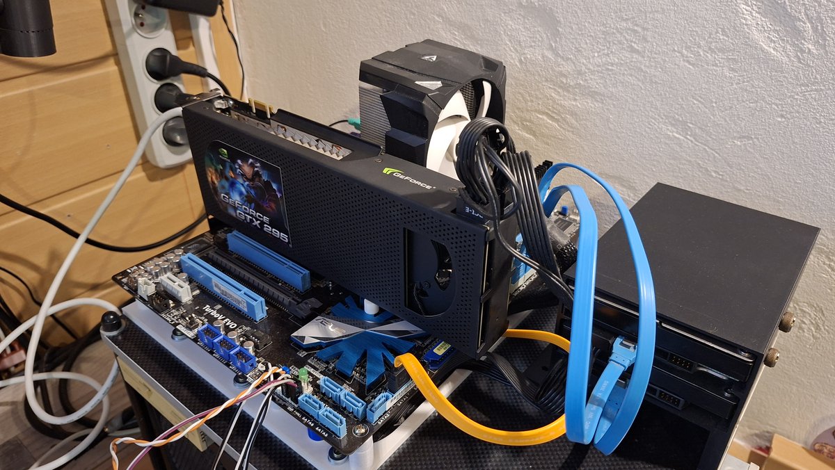 hajek_jaromir's tweet photo. Explosion soon. i7 870, dual GTX295 👀🧨🔥🎆
GTA IV machine 🤗 #intel #SLI #nvidia #GTX #highend #RETROGAMING https://t.co/4HMYlnGrTE