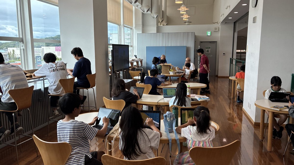 CoderDojoKasai's tweet image. 今日は14人のニンジャたちでDojoを開催しました。テーマはスポーツの日。
マイクラ、scratch、micro:bit、hack for play、makecode arcadeと多彩で、とても活気があってよかったです。
次回は11/16(日)の予定です。