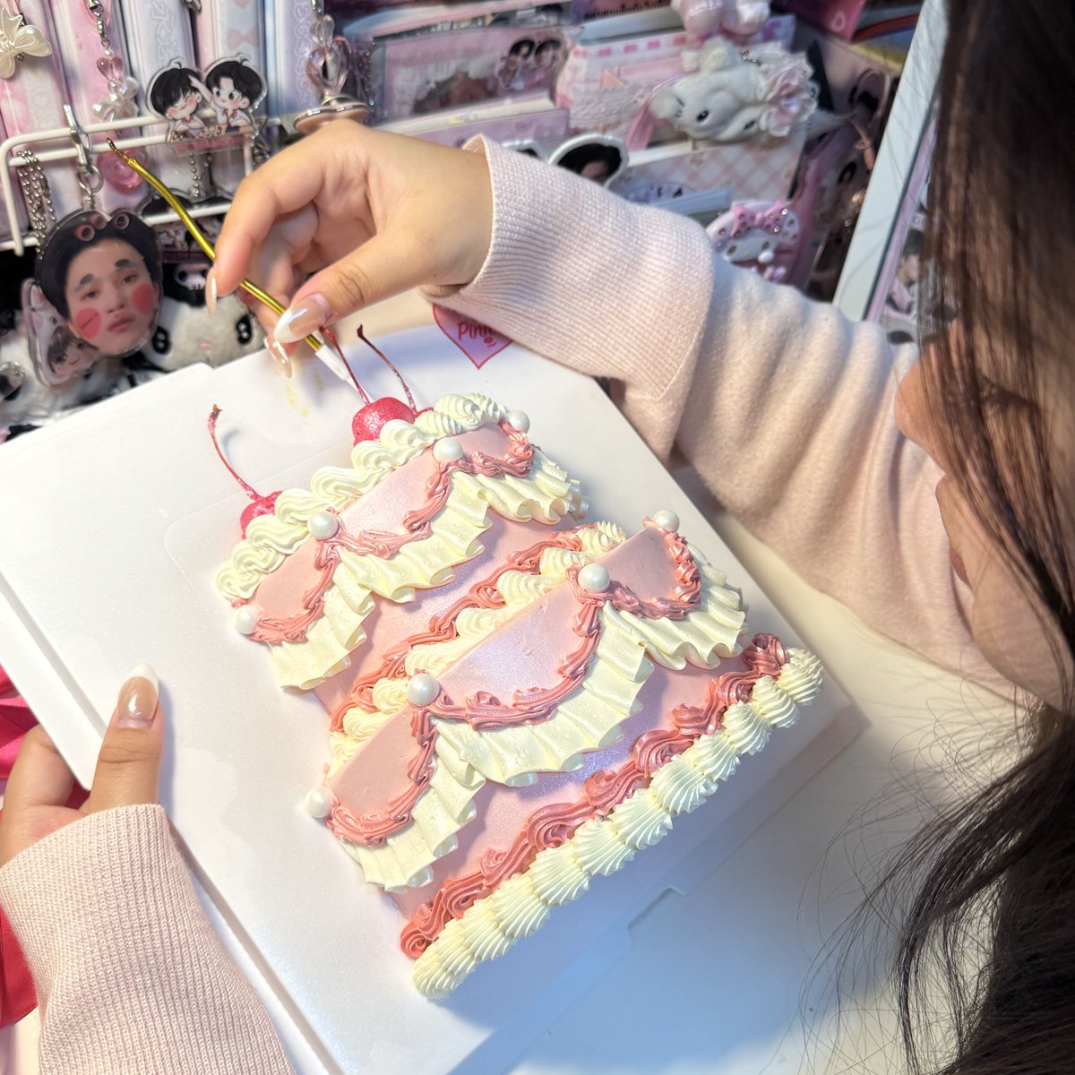 มีแฟนซื้อเค้กให้                          คนโสดซื้อเค้กเอง

/ขอบคุนค่ะ เค้กเหมือนกันที่ไม่เหมือนกัน