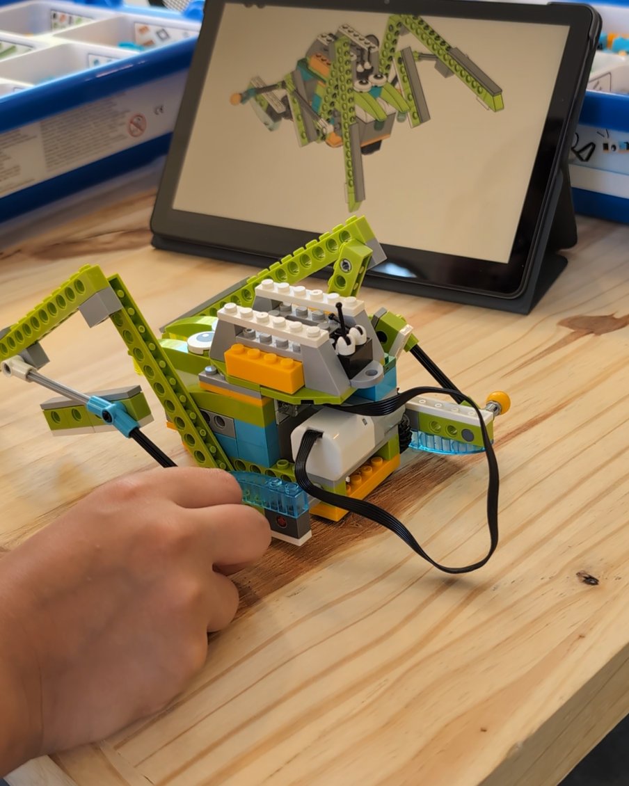 RoniBandini's tweet image. Taller de robótica para chicos de 6 a 12 años 🚀

✅Plataforma Lego We Do
✅Motores, sensores y programación visual
✅Clases en la semana y fin de semana

📍Kidsventors, Caballito, CABA

Sorteo un paquete de 4 clases, link en bio