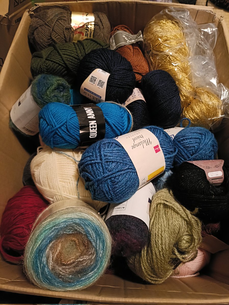 【どなたでも購入可能】
一玉しかない毛糸や私は使わないなーな毛糸、巻いちゃった毛糸等が120サイズパンパンに入ってます。
よかったら誰か引き取ってくれませんか
3500円+送料
でお願いします。