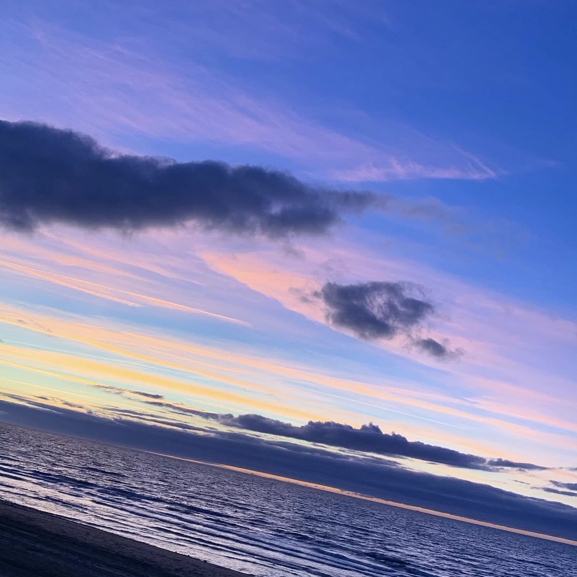 Les IA et filtres sont dérisoires. L’un des plus beaux couchers de soleil qu’il m’ait été donné de voir n’en avait nullement besoin. C’est avec la beauté de l’instant que je vous embarque vers une nouvelle semaine et au-delà.
Éphémère. Authentique. Hypnotique.

[Villers-sur-mer]