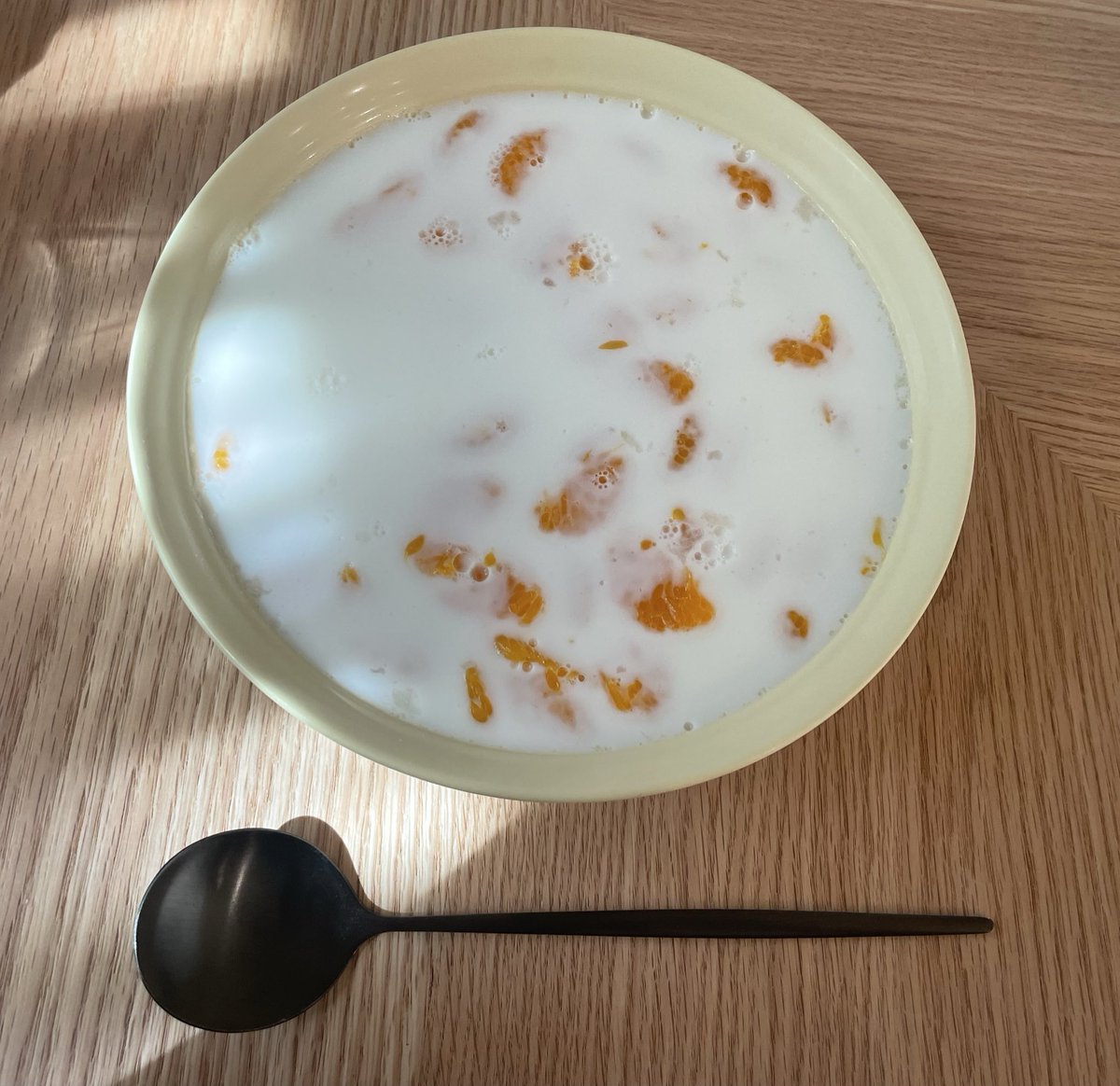 ajmd2365's tweet photo. 牛乳寒天を腹一杯食べたいって言ったら嫁が誕生日に作ってくれたんですね
これの3倍くらい作ってくれました https://t.co/2DLbiH2VH0