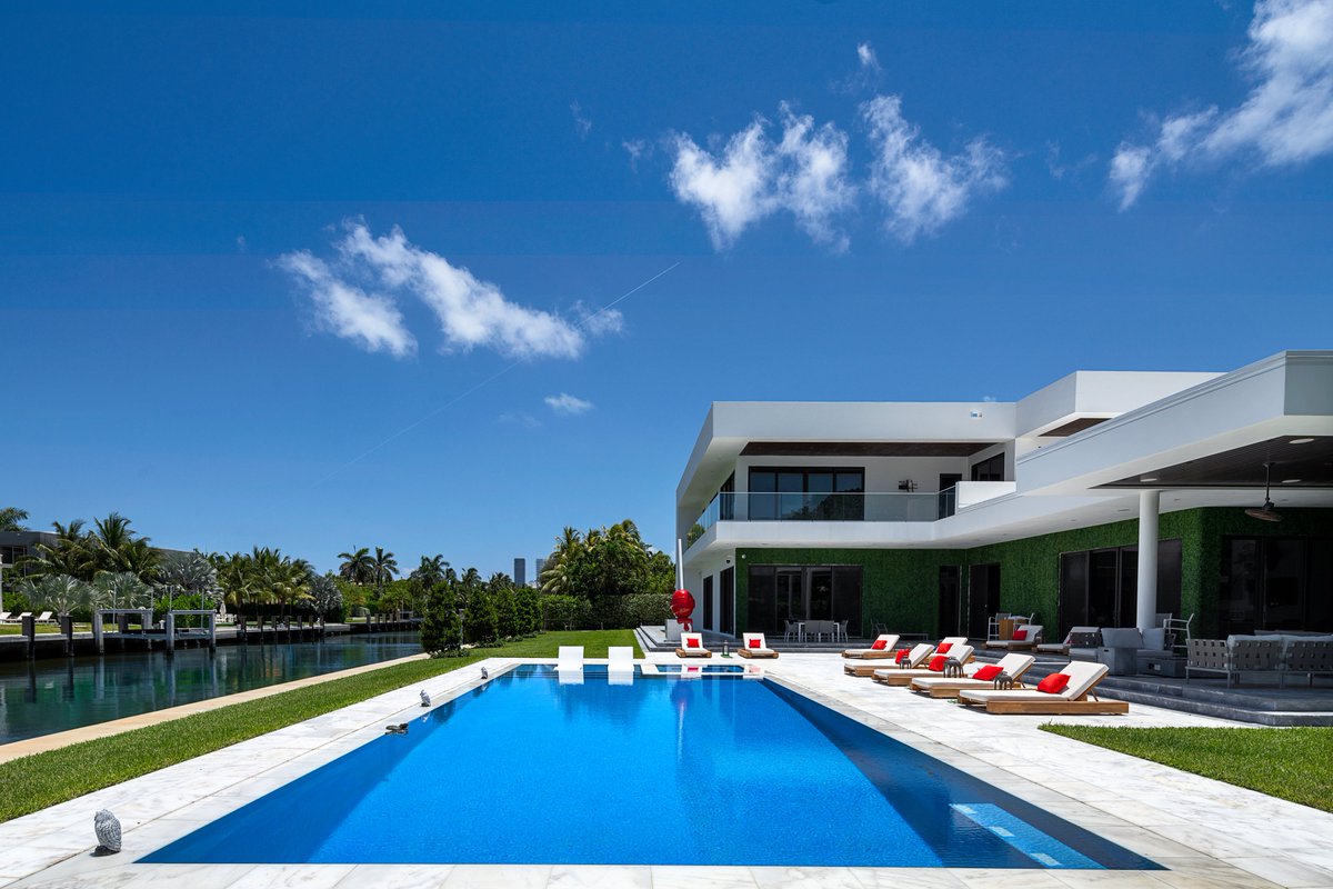 Lifestyle_PG's tweet image. ULTRA MODERN MANSION IN FLORIDA IS NEXT LEVEL

Architecture, lifestyle, and design — elevated in every sense.

#LPG #lifestyleproductiongroup #ultramodern #nextleveldesign #architecturalluxury #florida #southflorida #waterfrontliving #luxuryrealestate #modernarchitecture