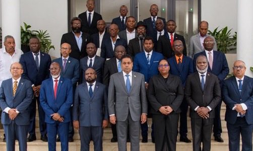 Il n’y aura pas de référendum pour changer la Constitution haïtienne. Le gouvernement a décidé, en conseil des ministres le 9 octobre, de suspendre cette démarche malgré les millions de gourdes dépensés en propagande pour un projet contesté dès le départ.