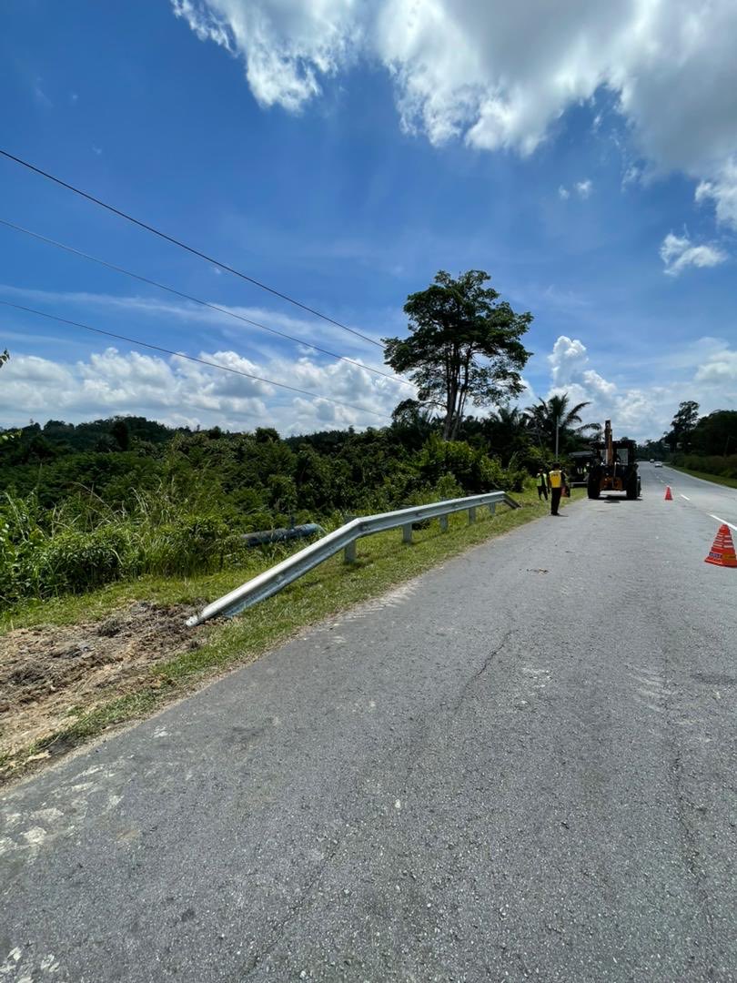13 OKTOBER 2025   I   ISNIN

Kerja-kerja pemasangan guardrail baharu di Kampung Apek telah dilaksanakan bagi memastikan keselamatan pengguna jalan raya sentiasa terpelihara. 

Terima kasih diucapkan kepada team Jalan JKR Setiu atas komitmen dan kerjasama yang diberikan. 

#iamJKR