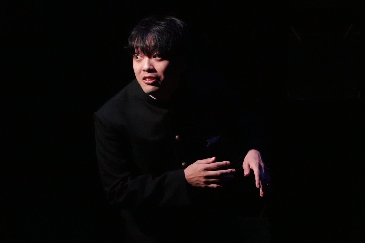 ezuko_theater's tweet photo. 💫ジョバンニたちの先生、だいぶうざめかも。
💫こちらのクラスは文化祭の出し物決め！”ちくわ焼き”で決まり決まり〜！
💫突如流れる「卒業写真」。二人羽織で歌う謎の人物に、だんだん舞台上が一体となっていきます。 https://t.co/Unxz3yYsi8