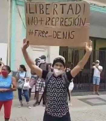 yosoyliborio's tweet photo. A quien te diga que en #Cuba no hay dictadura, muéstrale esta foto y cuéntale la historia de Luis Robles: condenado a cinco años de prisión por sostener pacíficamente este cartel en una calle de La Habana.
#CubaEstadoFallido #EnCubaHayUnaDictadura
#Cuba #Represión
#LuisRobles #PatriotaCubano