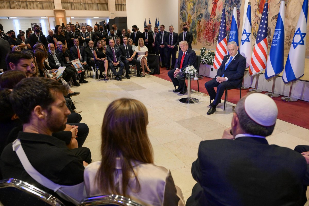 Prime Minister Benjamin Netanyahu and US President Donald Trump, this afternoon, at the Knesset, met with families of deceased and returning hostages, wounded IDF soldiers, those who were injured in terrorist attacks on October 7 and bereaved families. 
🇺🇸🎗️🇮🇱
📸 Ma'ayan Toaf,