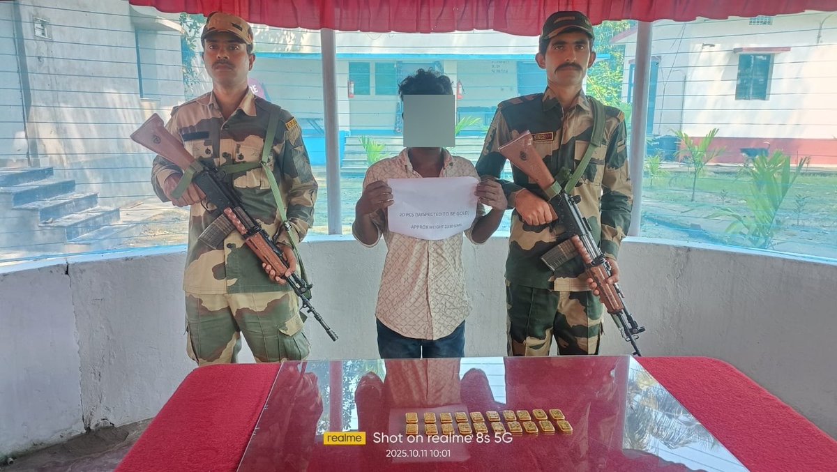 FoujiNandita's tweet image. #BSFAlert | 32 Bn troops, South Bengal Frontier, thwarted a smuggling bid near the IB on 11 Oct 2025.
Recovered: 20 gold biscuits 💰 (₹2.82 crore).
Bravery, precision &amp;amp; integrity at the borders. 🇮🇳 

#BSFseizeshugeGold #BSFfoilsSmuggling
#TejRan #AFazenda17 #JossGawin