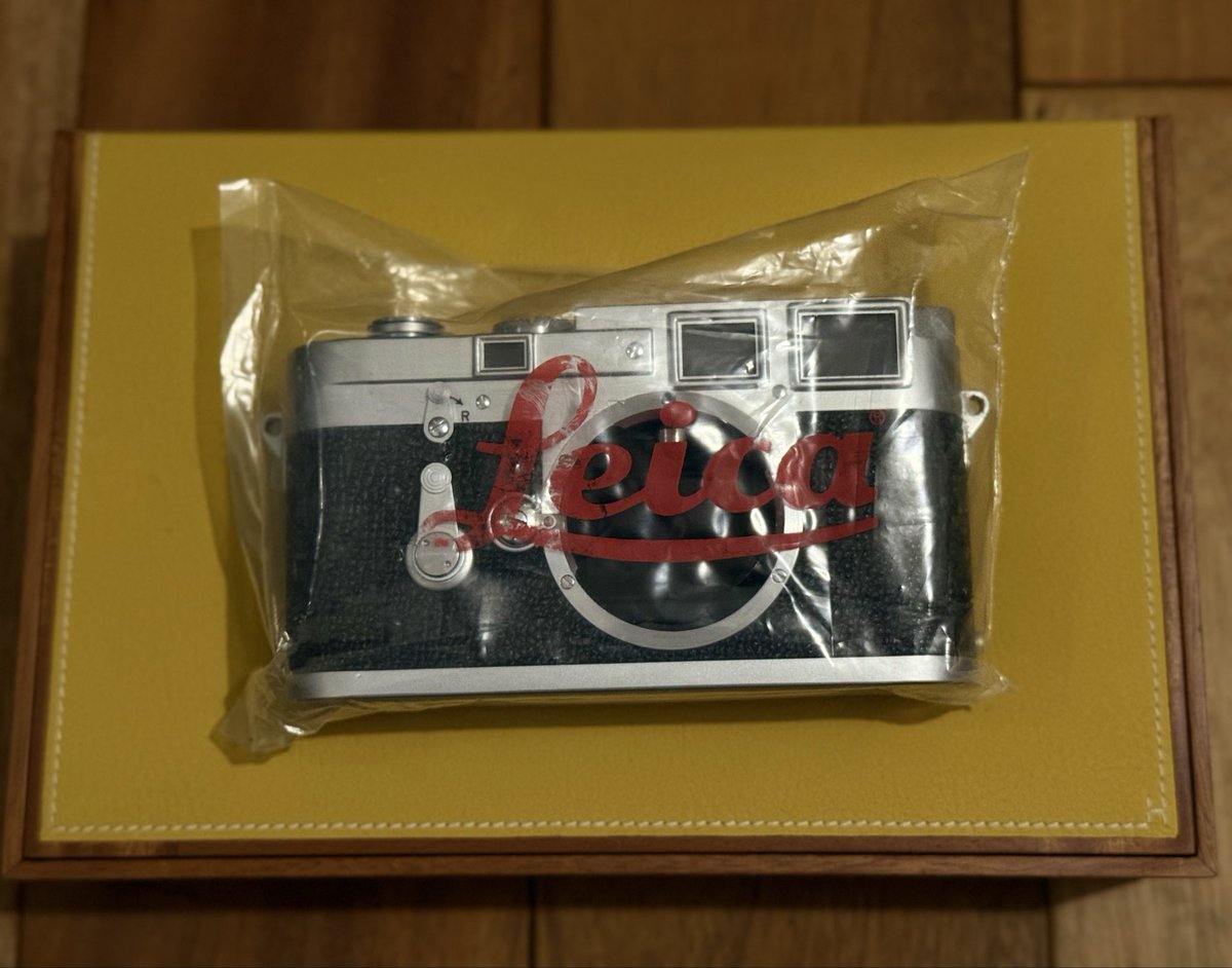 H0Kubo's tweet photo. ん、まあ違うと思いますよ。

新品未開封のLeica M3。
シリアルは700xxx。
そもそもこんな袋に入ってたの？

冗談半分で購入したけど、
それでもでも開けられません。 https://t.co/LcIQhZuL8w