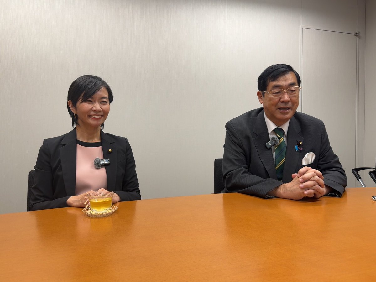 党を超えての現職国会議員との対談シリーズ、今回は同じ参政党の梅村みずほ参議院議員とでした。なぜ維新から参政党に移ったのか。その経緯からお話いただきました。神谷代表から、もう一人現職議員がいればTVの討論会にも出られる、自分でもお役に立てる。実は松田の存在もあった。維新に昔いた。松田