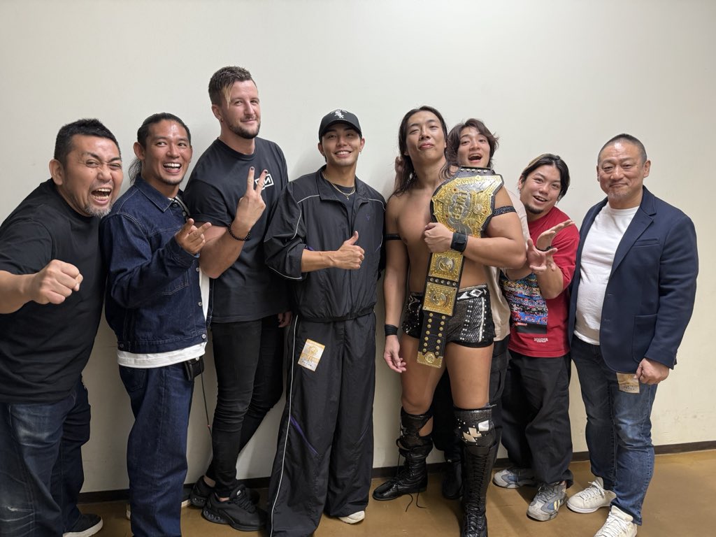 応援に駆け付けていた DDTの面々がKONOSUKE TAKESHITA選手と対面、IWGP世界ヘビー級王座初戴冠を祝福しました！

#njkopw #ddtpro