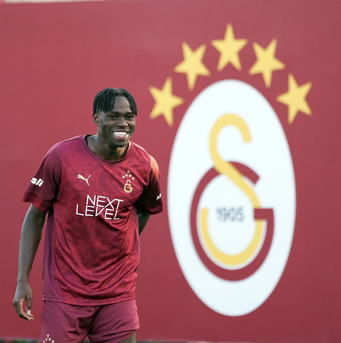 Galatasaray yeni transferi Wilfried Singo, Premier Lig ekiplerinden Crystal Palace tarafından takip ediliyor. Oyuncu bu sezon gözlemciler tarafından izlenmeye devam edecek.