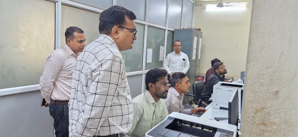 infokhedagog's tweet image. "આરોગ્ય સ્વાગત કાર્યક્રમ” – ખેડા જિલ્લાની આરોગ્ય ક્ષેત્રે નવી પહેલ!
આજે જિલ્લા કલેક્ટરશ્રીએ નડિયાદ સિવિલ હોસ્પિટલ ખાતે કેસ બારી અને General OPDની કામગીરીની સમીક્ષા કરી
સામાન્ય નાગરિકો સુધી આરોગ્ય સેવાઓને વધુ સરળતા, સંવેદના અને પારદર્શિતાથી પહોંચાડવાનો સંકલ્પ : હવે જિલ્લાવાસીઓ…